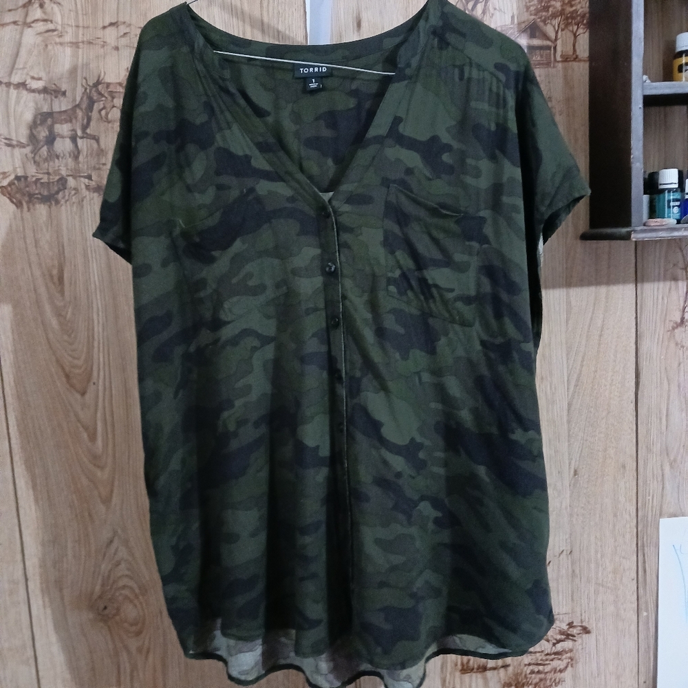 Torrid Camo Cap Sleeve Button Up Shirt Size 1X - Picture 4 of 9